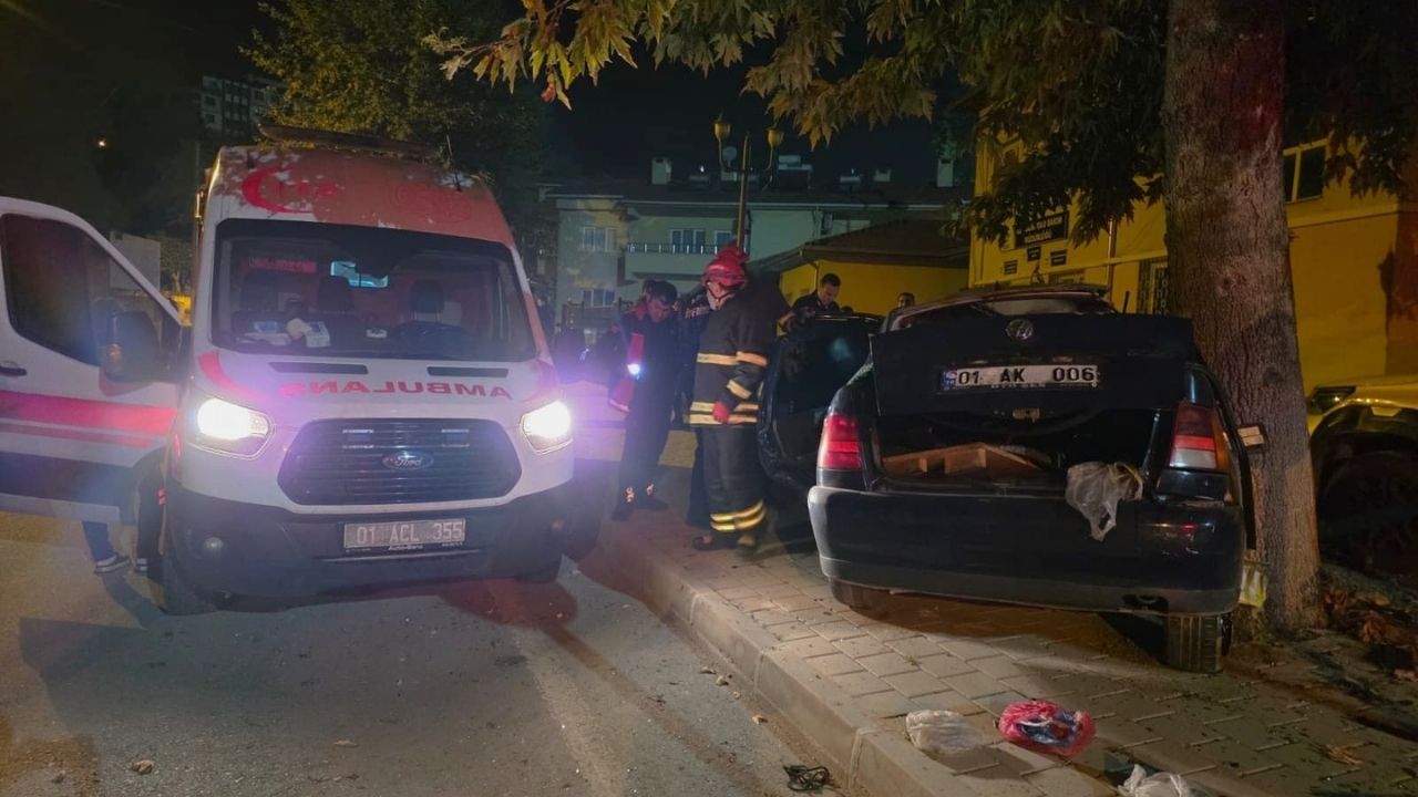Adana'da Ağaca Çarpan Otomobildeki Çocuk Öldü