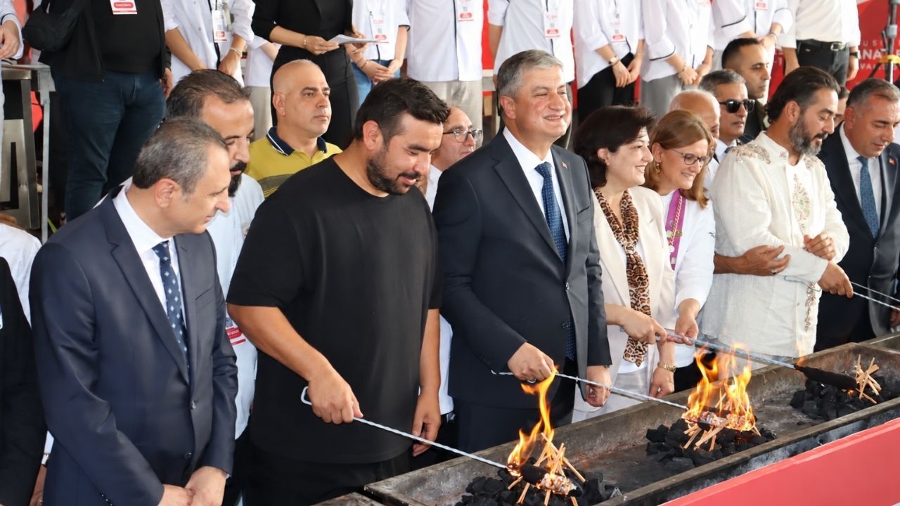 Adana'da Dev Mangal Ateşi Yakıldı! Lezzet Şöleni Başladı (4)