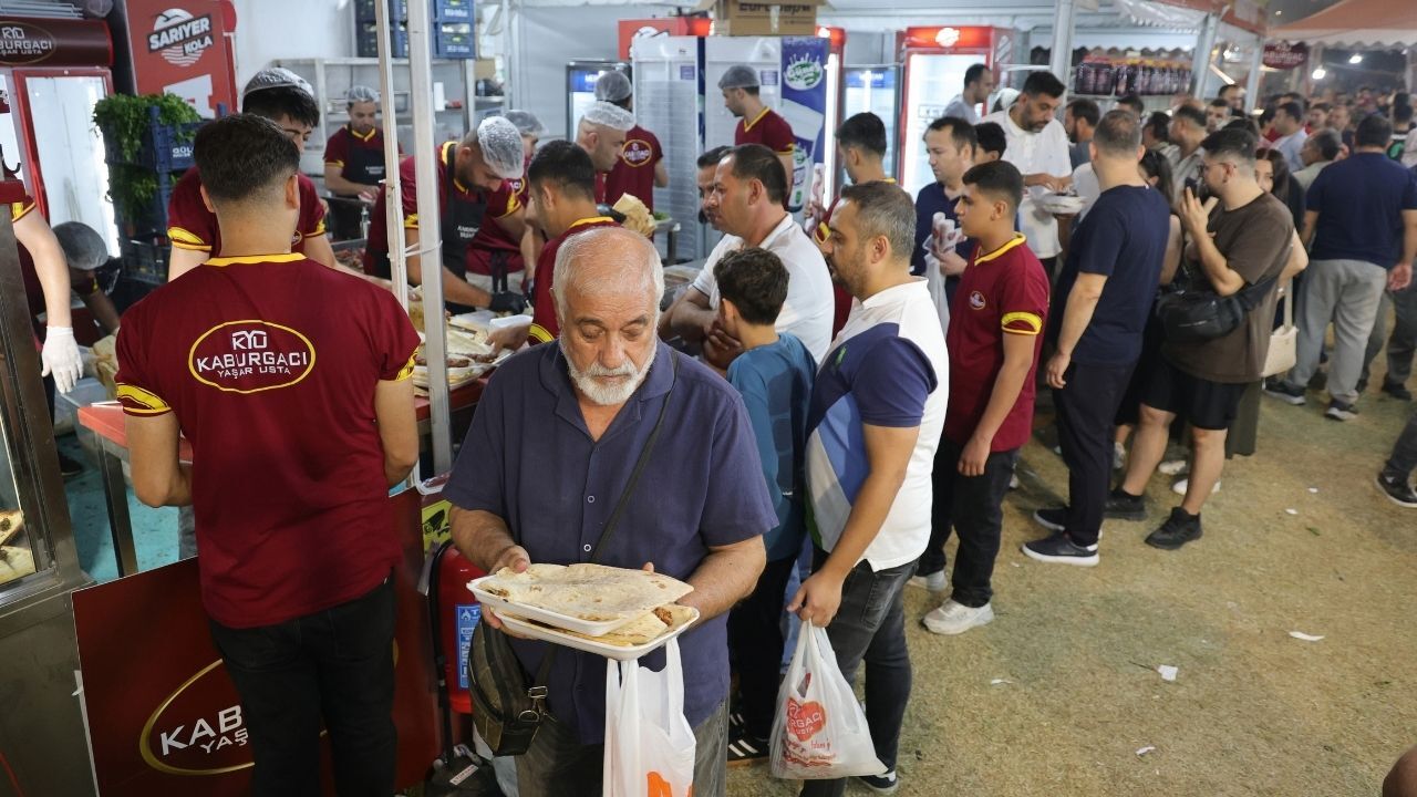Adana'da Gökyüzünü Kebap Dumanı Kapladı! O Anlar Havadan Görüntülendi (2)