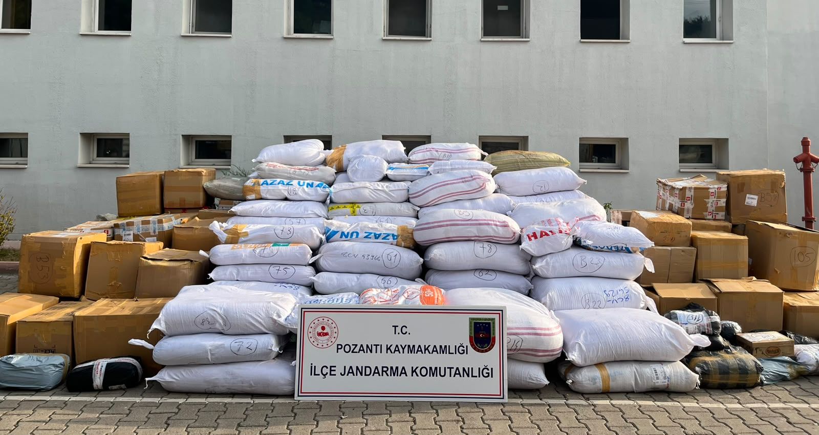 Adana’da iki tırdan 6 ton kaçak tütün çıktı: 2 gözaltı