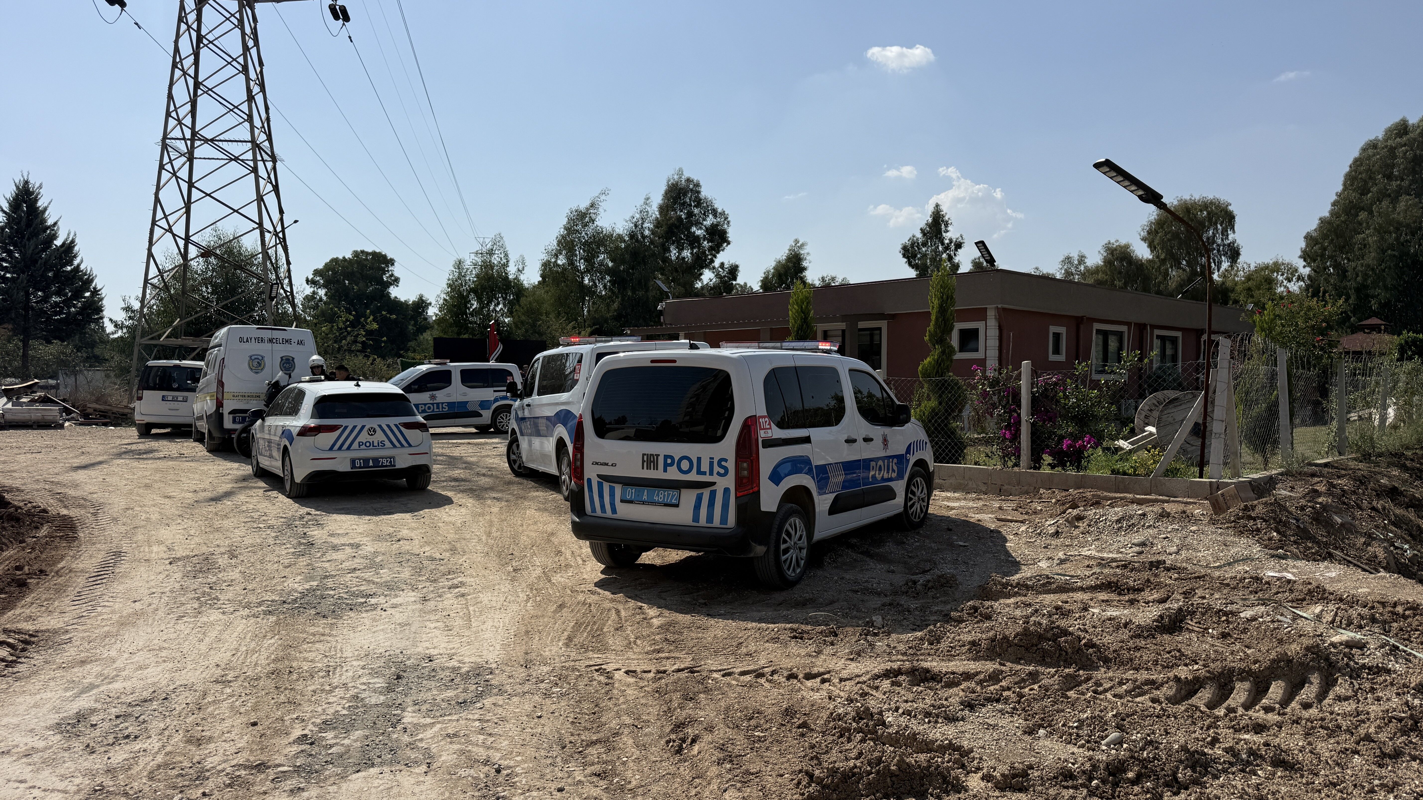 Adana'da Inşaat Firmasına Silahlı Saldırı! Ofise 11 Kurşun Isabet Etti (1)-1