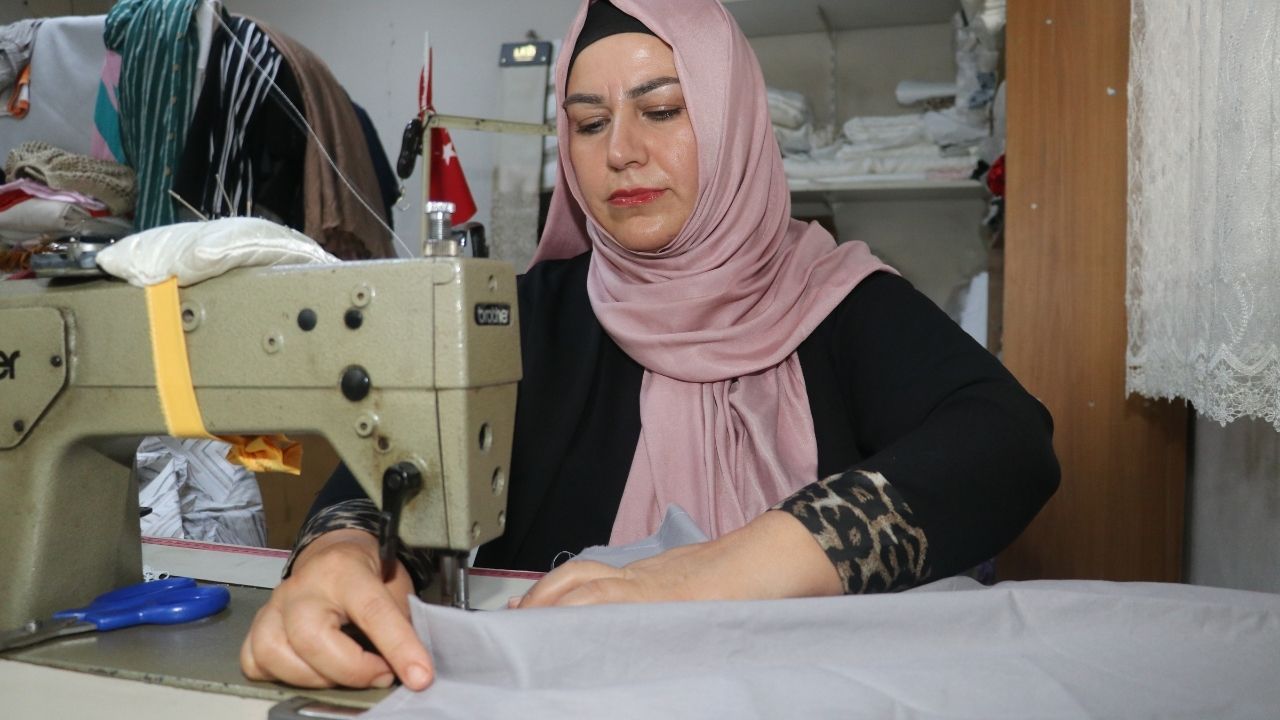 Adana’da kadın muhtar hem mahallenin derdini dinliyor hem terzilik yapıyor