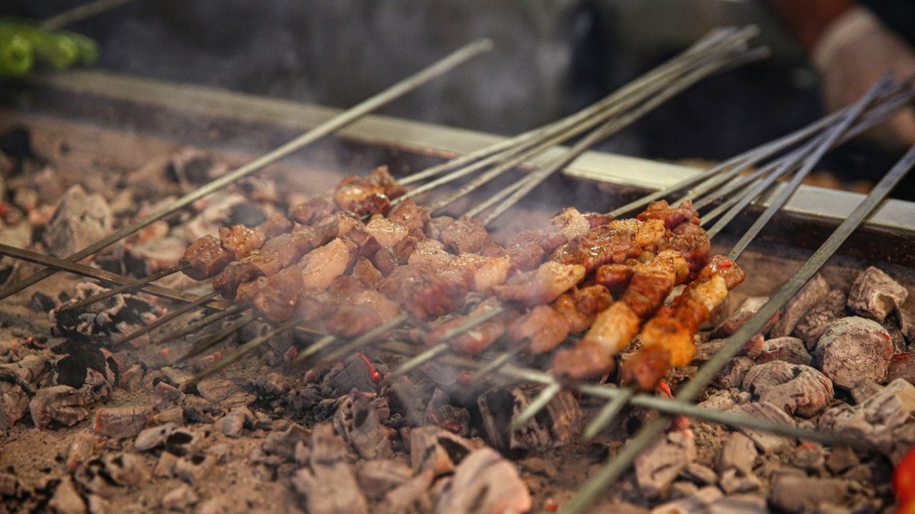 Adana'da Kebapçılar Lezzet Festivali Öncesi Mangallarını Hazırladı (1)