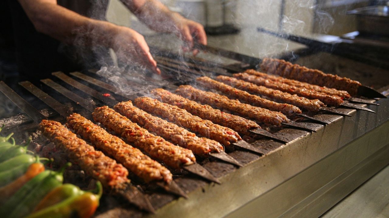 Adana'da kebapçılar Lezzet Festivali öncesi mangallarını hazırladı