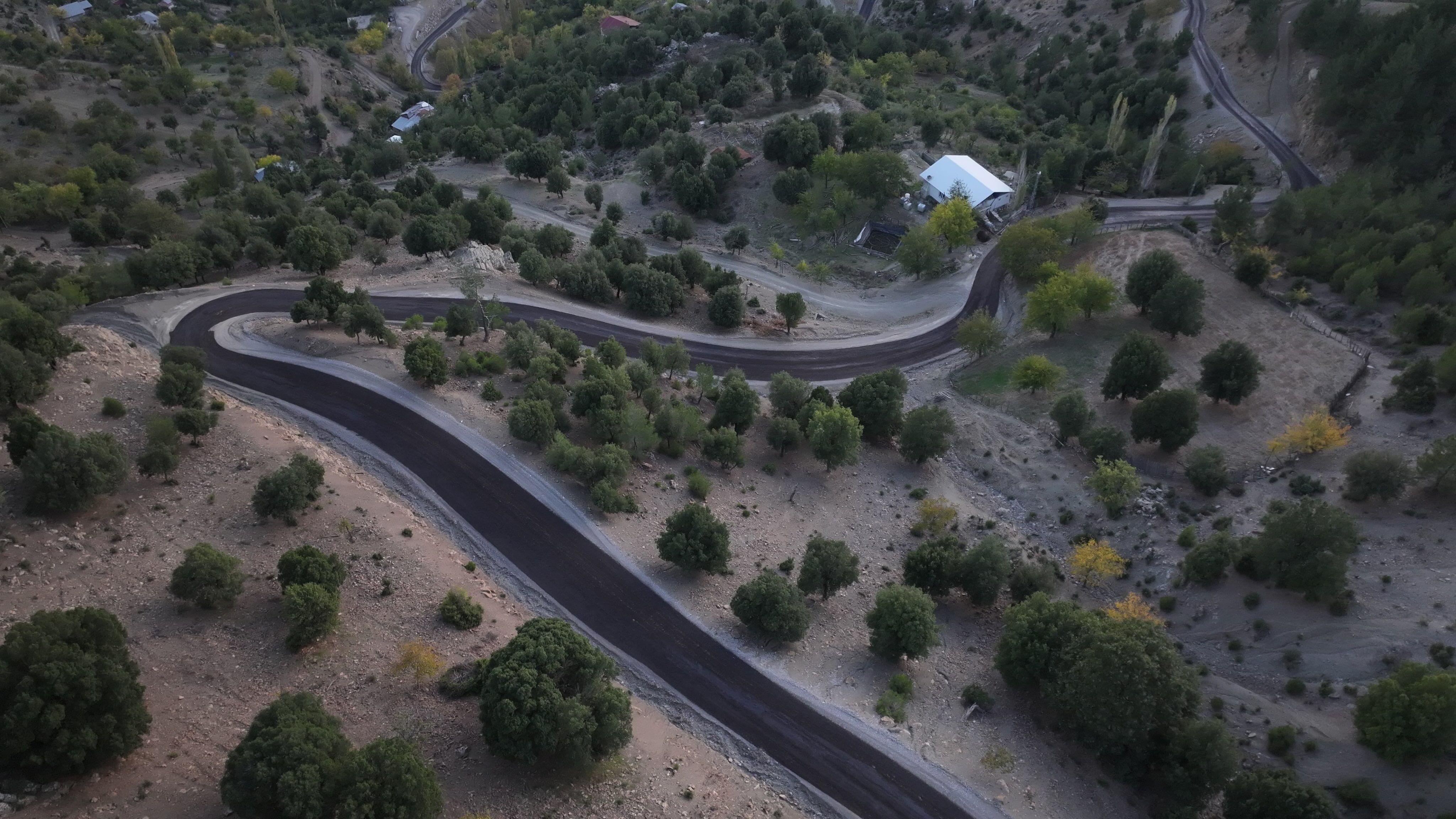 Adana’da Kırsal Ulaşımda Büyük Dönüşüm Feke Konakkuran Yolu Yenilendi! (1)