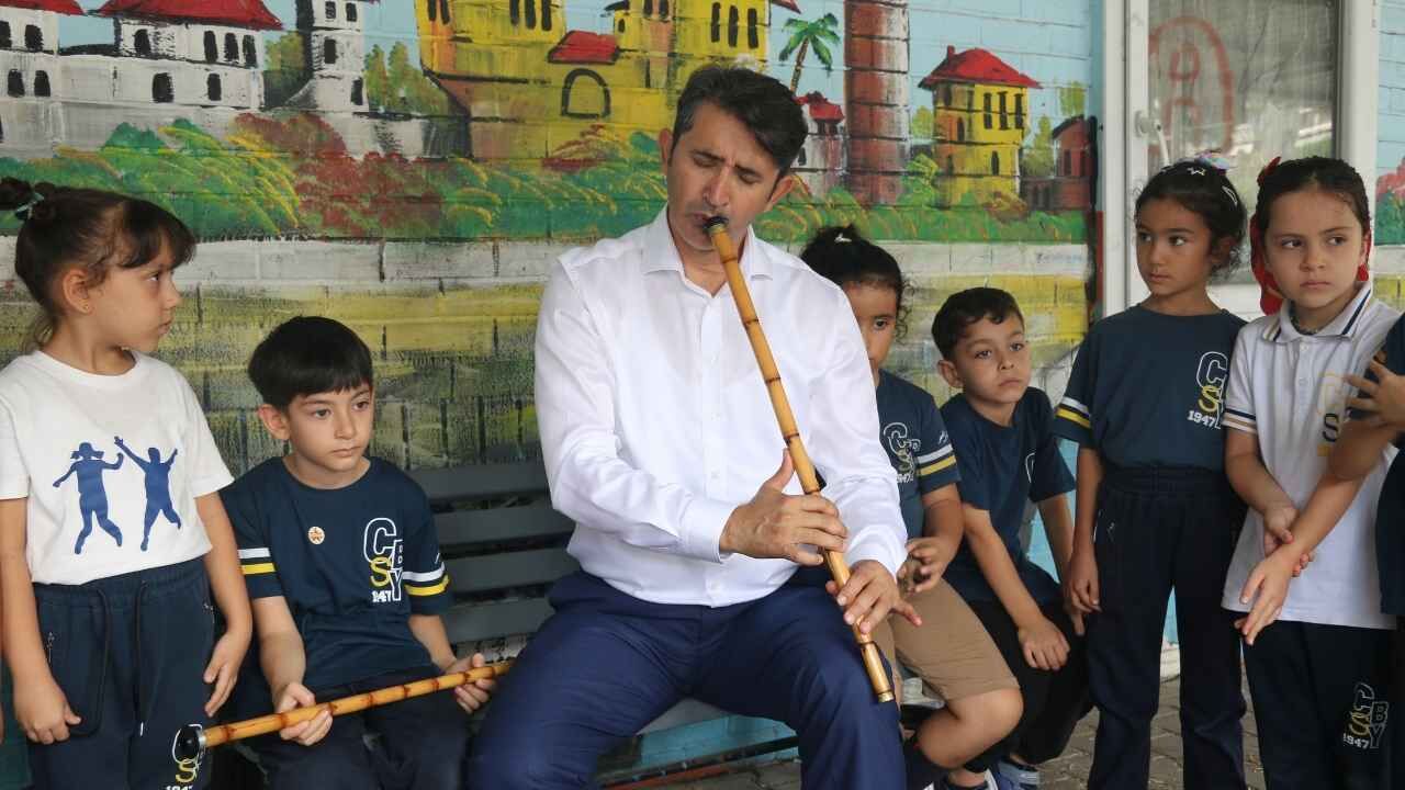 Adana'da Okul Müdürünün 27 Yıllık Tutkusu Öğrencilerine Ilham Oluyor