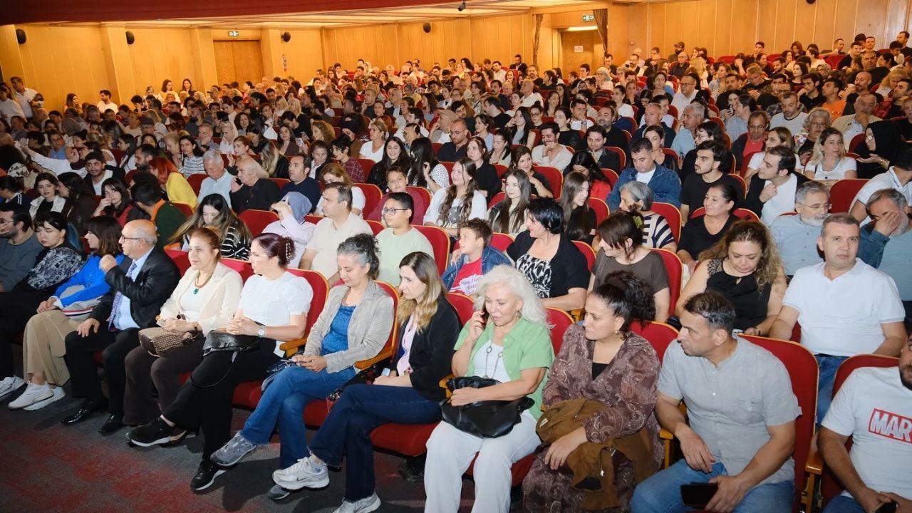 Adana’da Tiyatro Festivali Coşkusu Sürüyor (1)