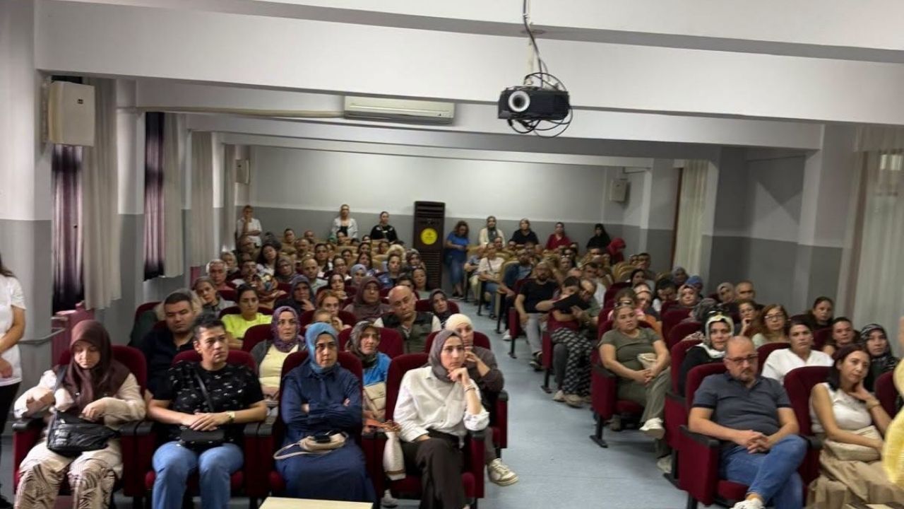 Adana'da velilere aile ve medya eğitimi verildi