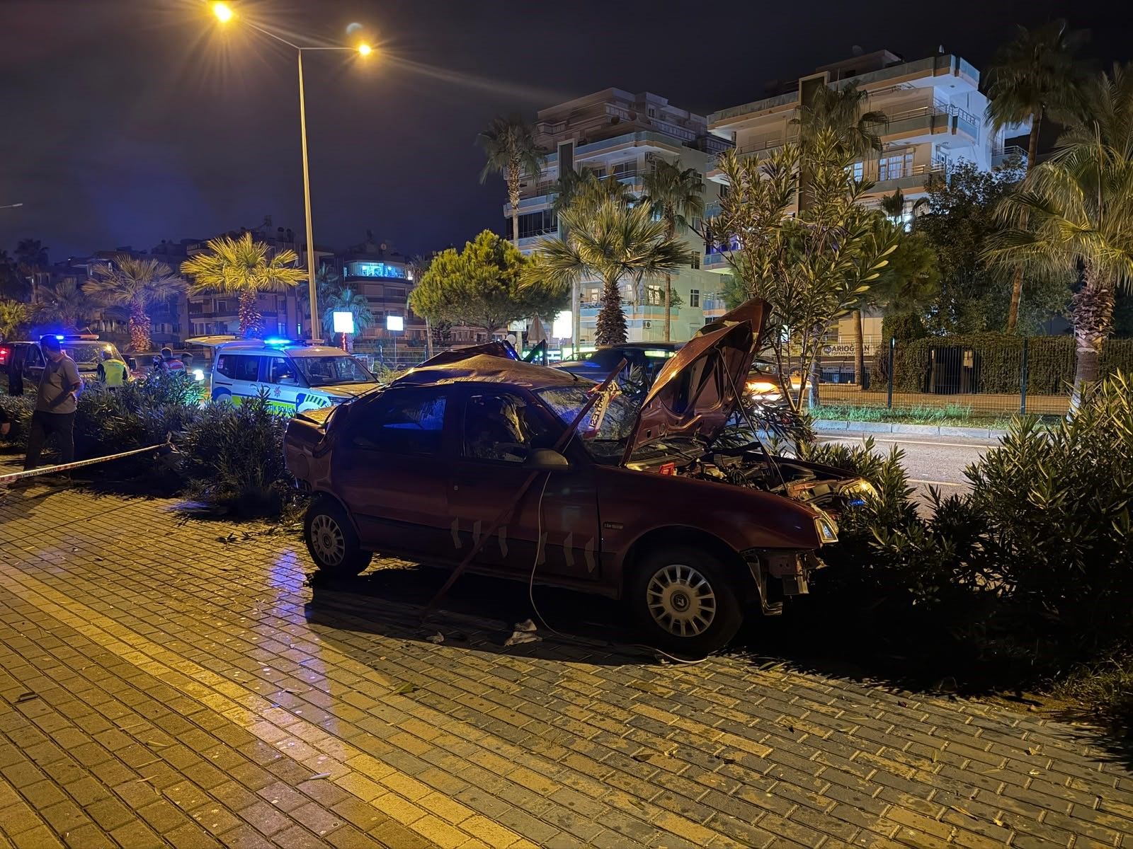 Alanya'da Iki Otomobil Çarpıştı 1'I Ağır 2 Kişi Yaralandı (2)