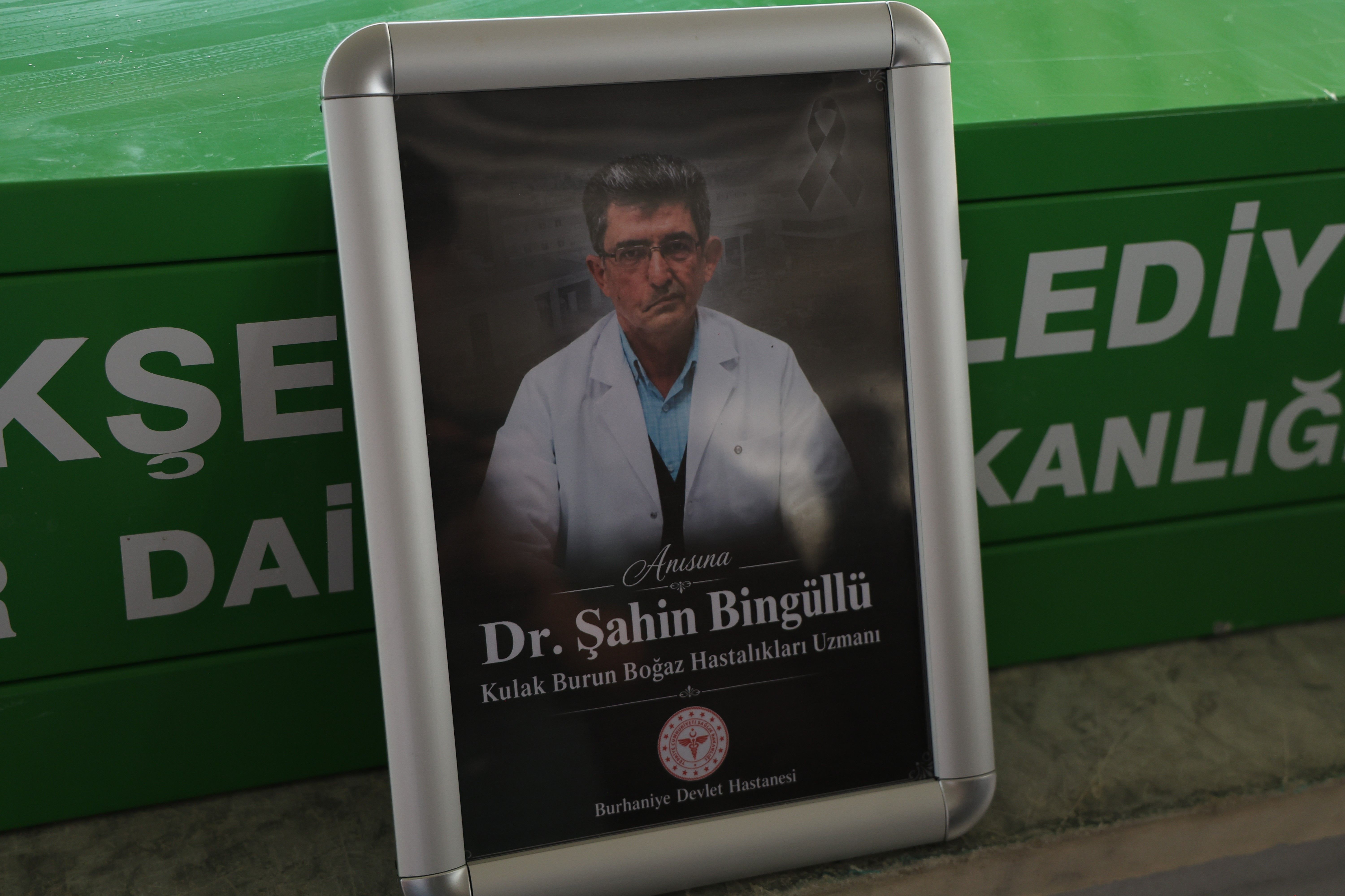 Ayvalık'taki Tekne Faciasında Can Veren Dr. Şahin Bingüllü Adana'da Toprağa Verildi (3)