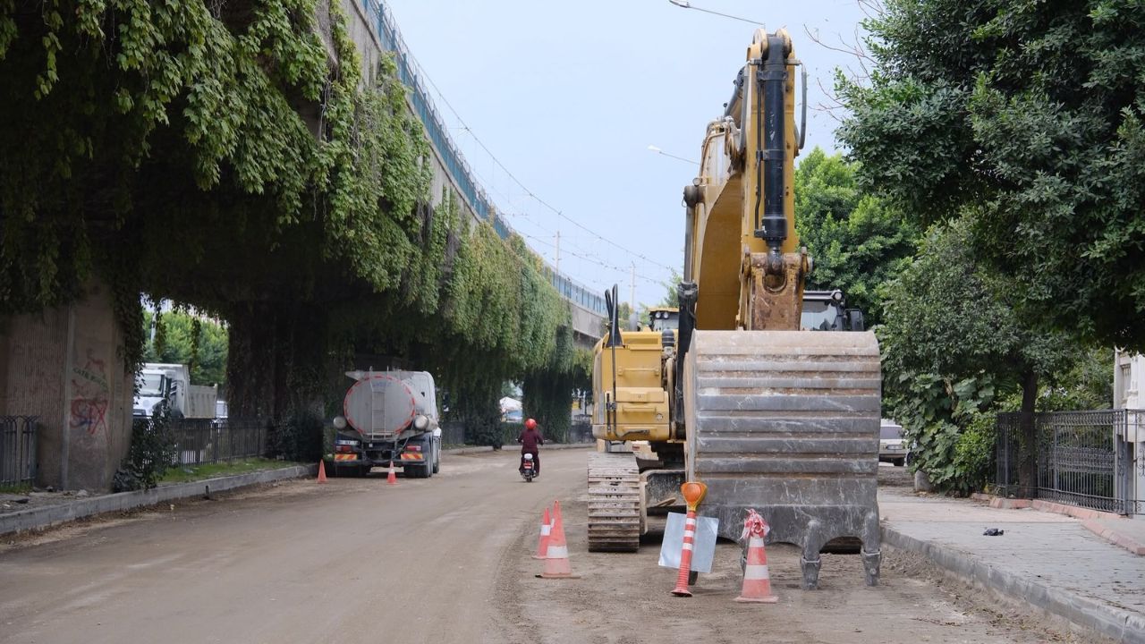 Büyükşehir Ekipleri Sahada Yollar Yenileniyor (1)