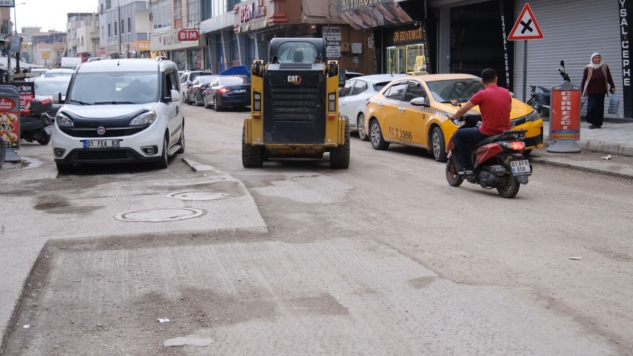 Büyükşehir Ekipleri Sahada Yollar Yenileniyor (3)