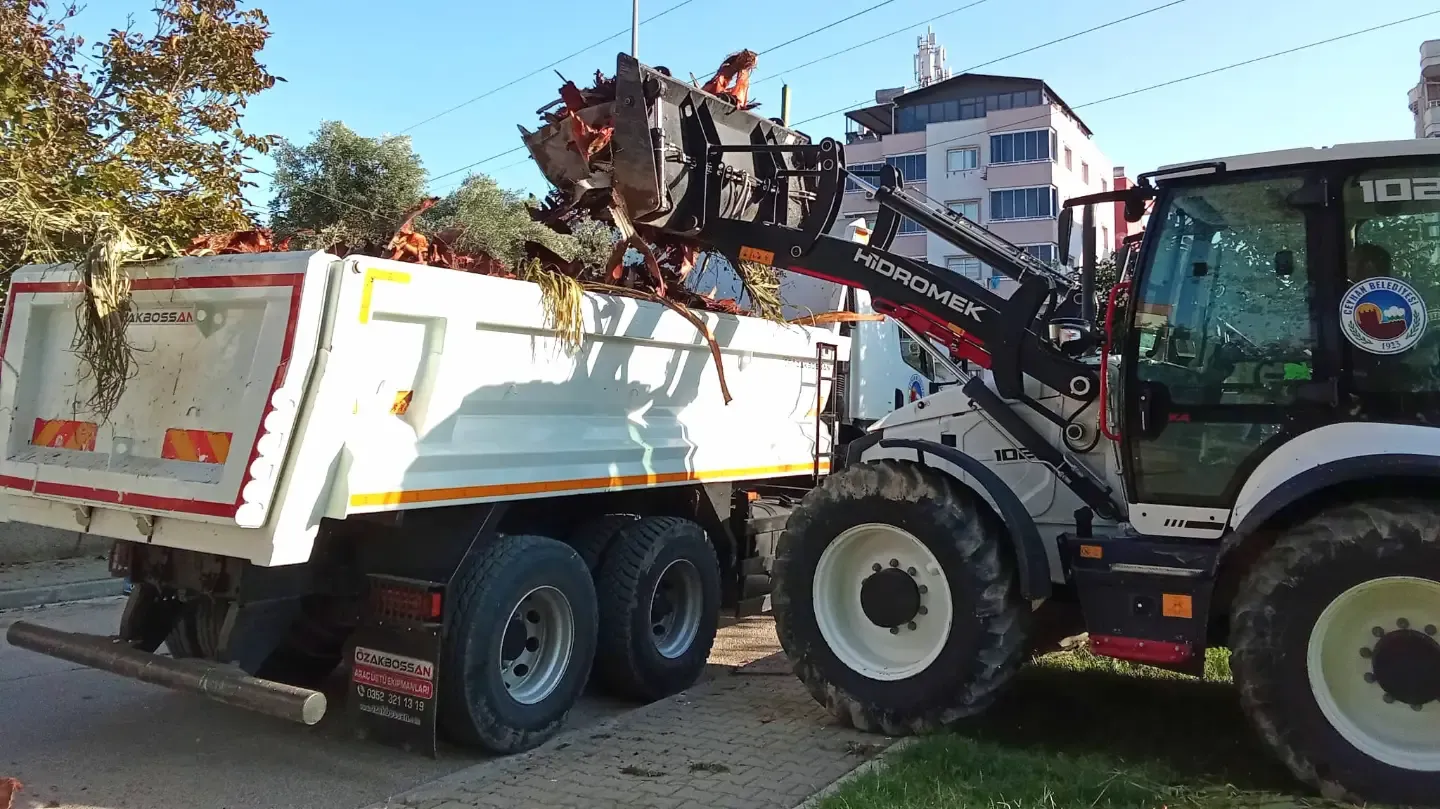 Ceyhan Belediyesi’nden Temizlik Seferberliği Temiz Bir Ceyhan Için 724 Sahadayız! (1)