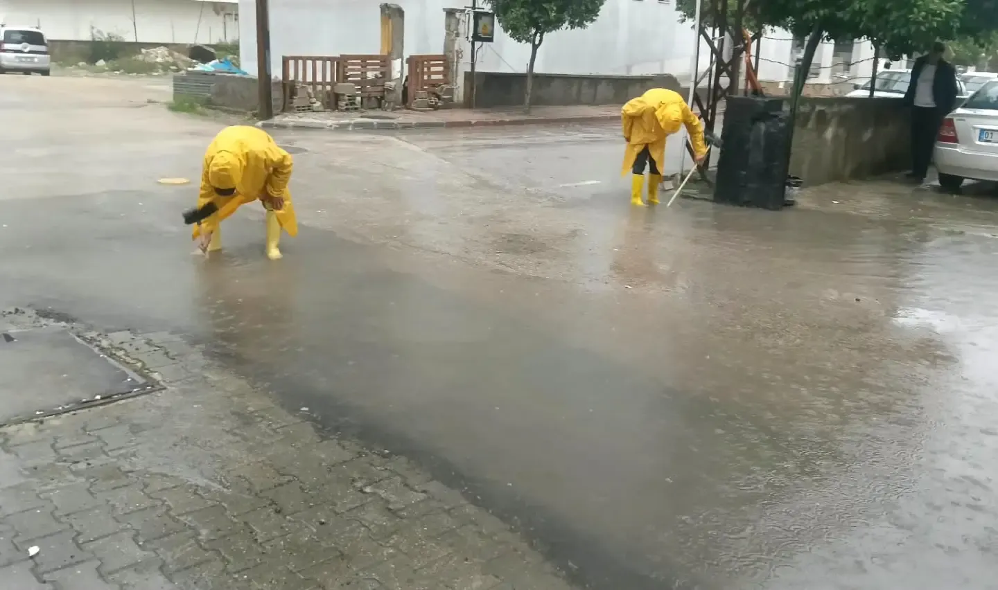 Ceyhan Belediyesi’nden Yağmurlu Havalarda Yoğun Mesai Mazgal Temizliği Aralıksız Sürüyor (2)