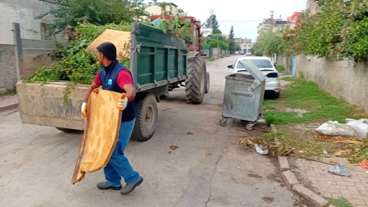 Ceyhan’da Ekipler Kent Temizliği Için Görevde (1)