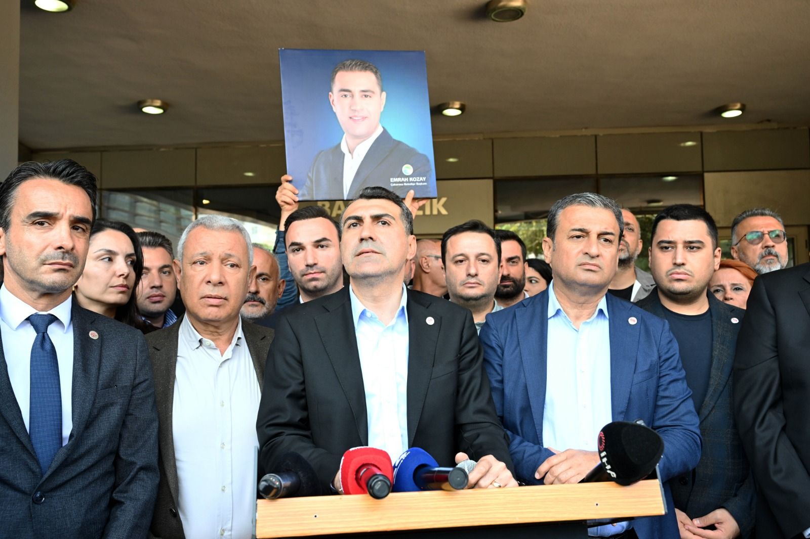 Çukurova Belediyesi Önünde Emrah Kozay'a Destek ‘Susmayacağız, Kabullenmeyeceğiz!’