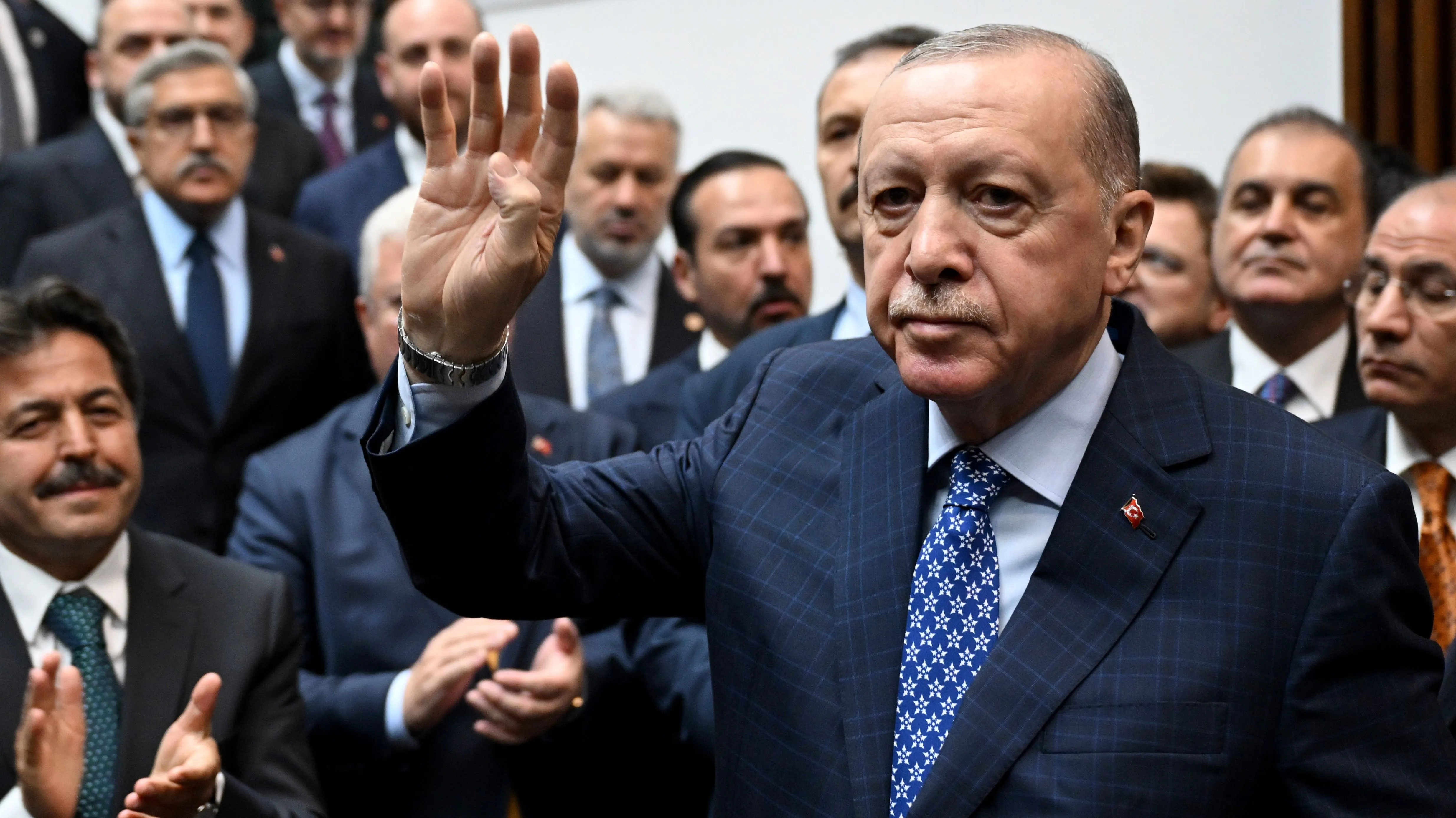 Cumhurbaşkanı Erdoğan'ın Kırmızı Kaan Kravatı Dikkat Çekti2