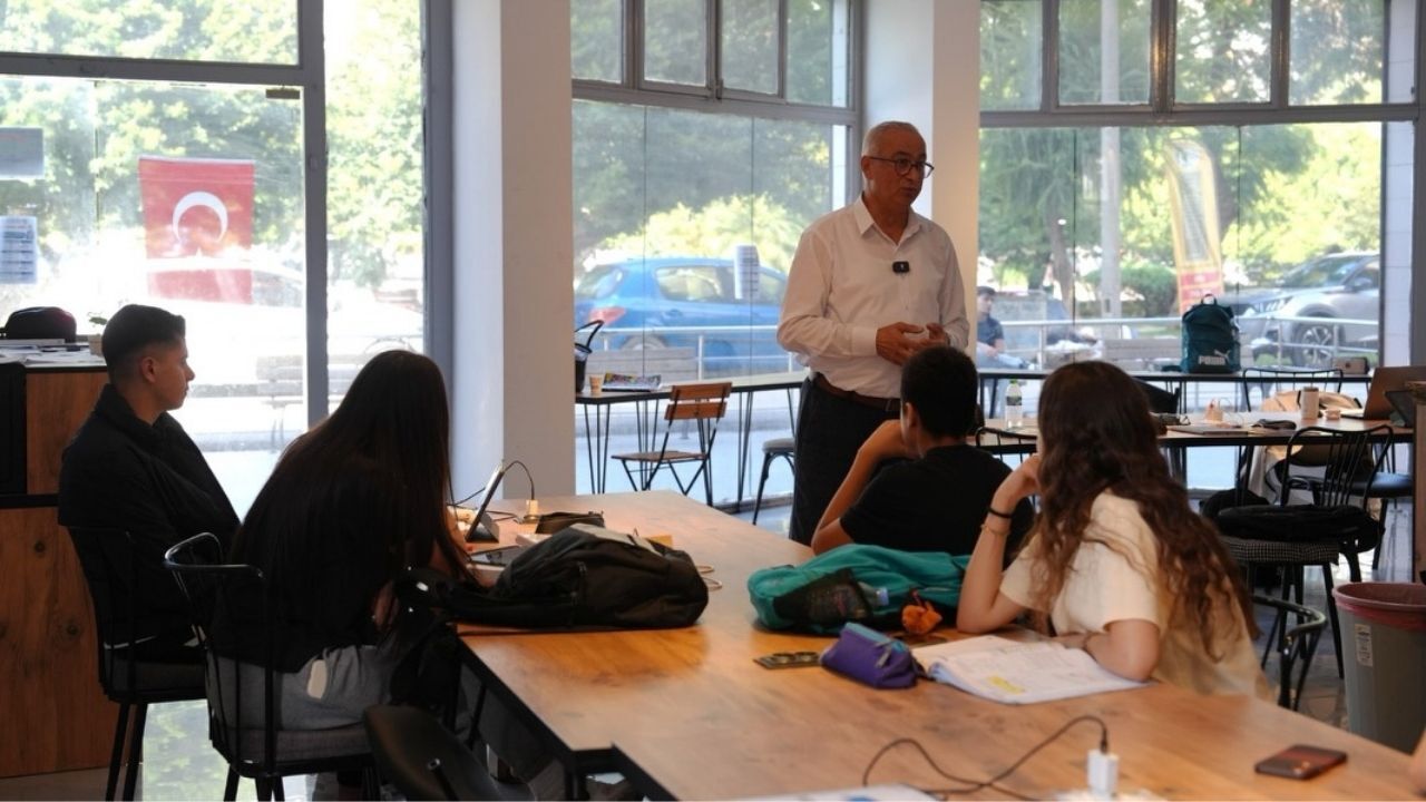 Gençler Ders Cafe’de Iletişim Becerilerini Geliştiriyor (1)