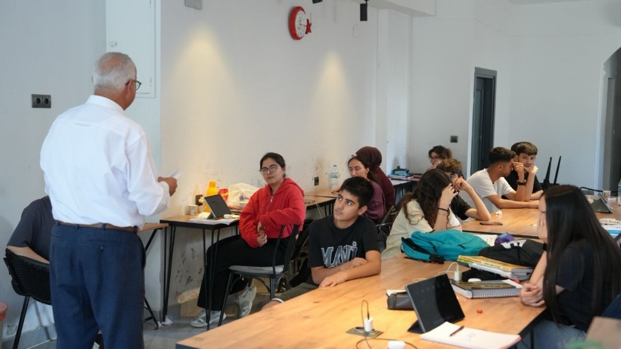 Gençler Ders Cafe’de iletişim becerilerini geliştiriyor