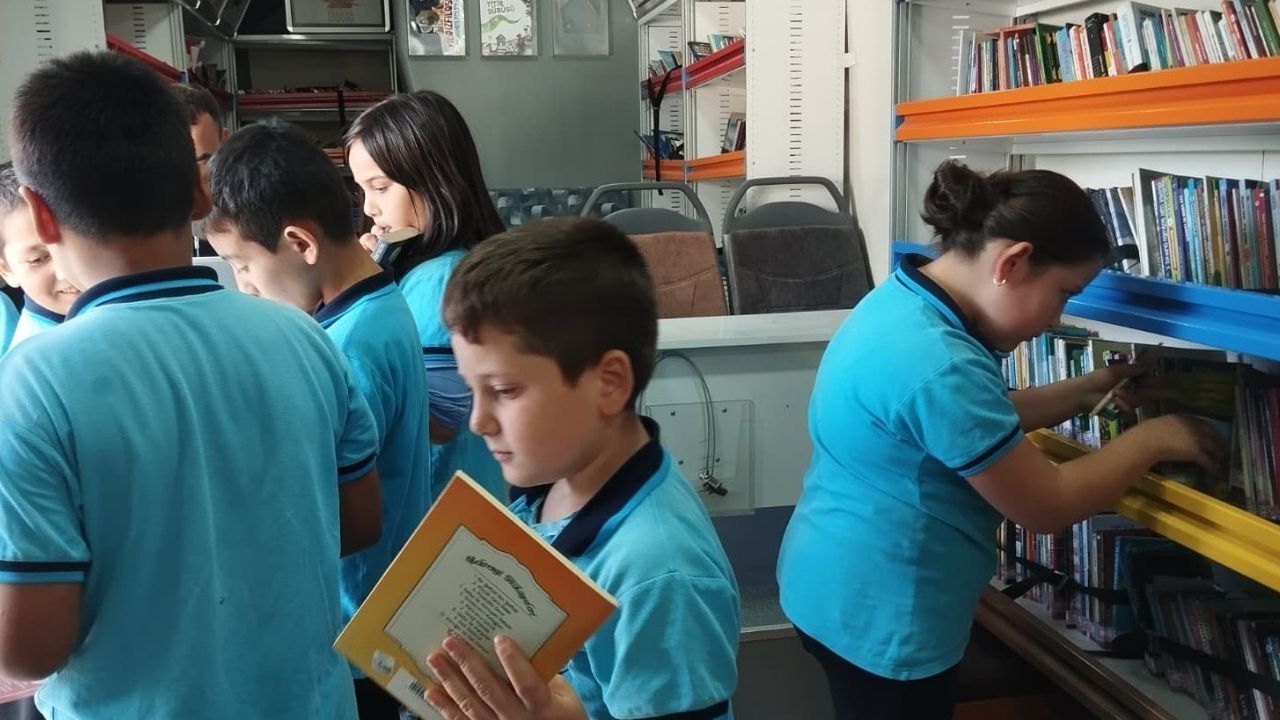 Gezici Kütüphane Sarıçam’da Öğrencilerle Buluştu (2)