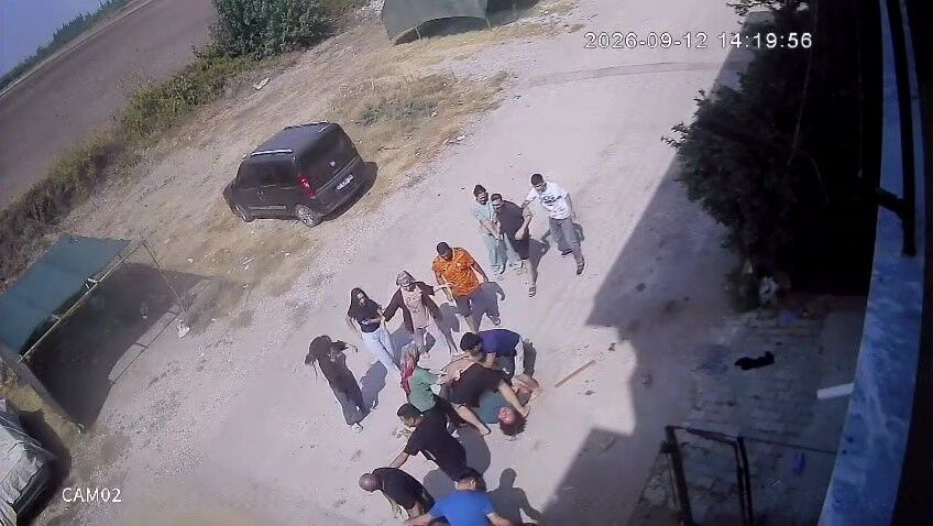 Gürültü Uyarısı Dehşete Dönüştü! Evlerini Keser Ve Zincirlerle Bastılar (1)