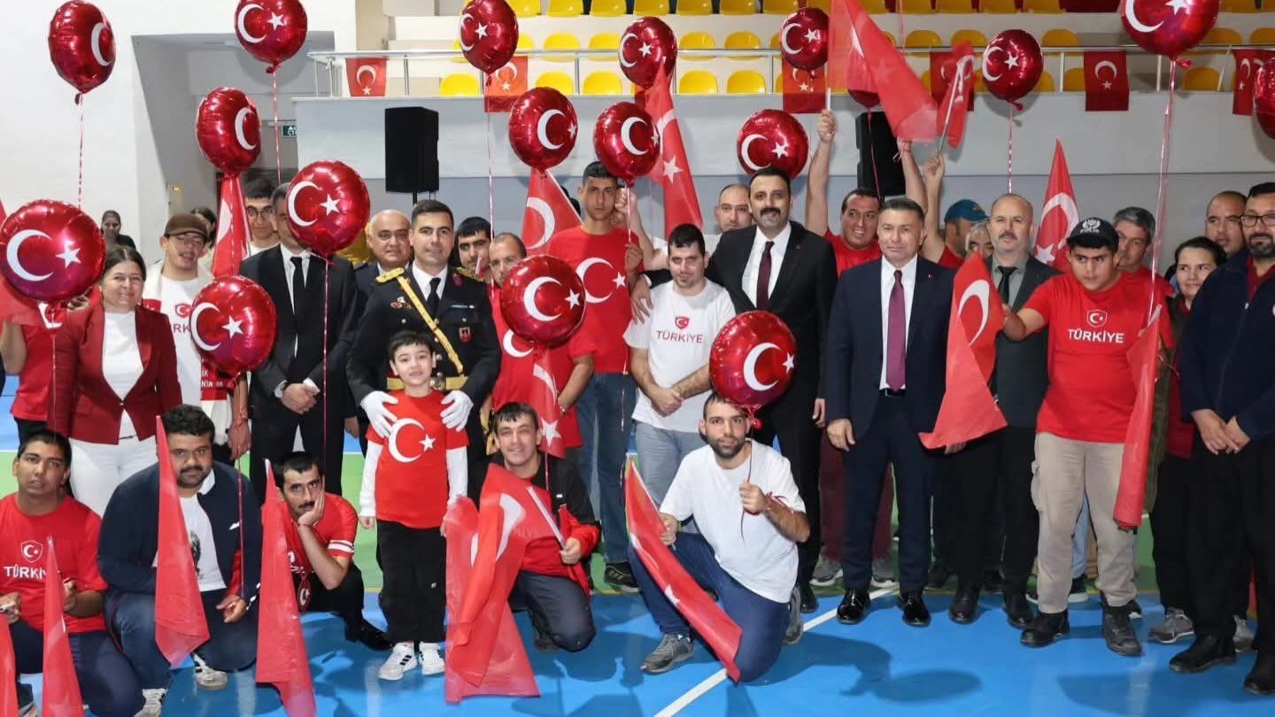 Karaisalı’da 29 Ekim Coşkusu Özel Gereksinimli Bireyler Cumhuriyet’in 103. Yılını Kutladı (2)