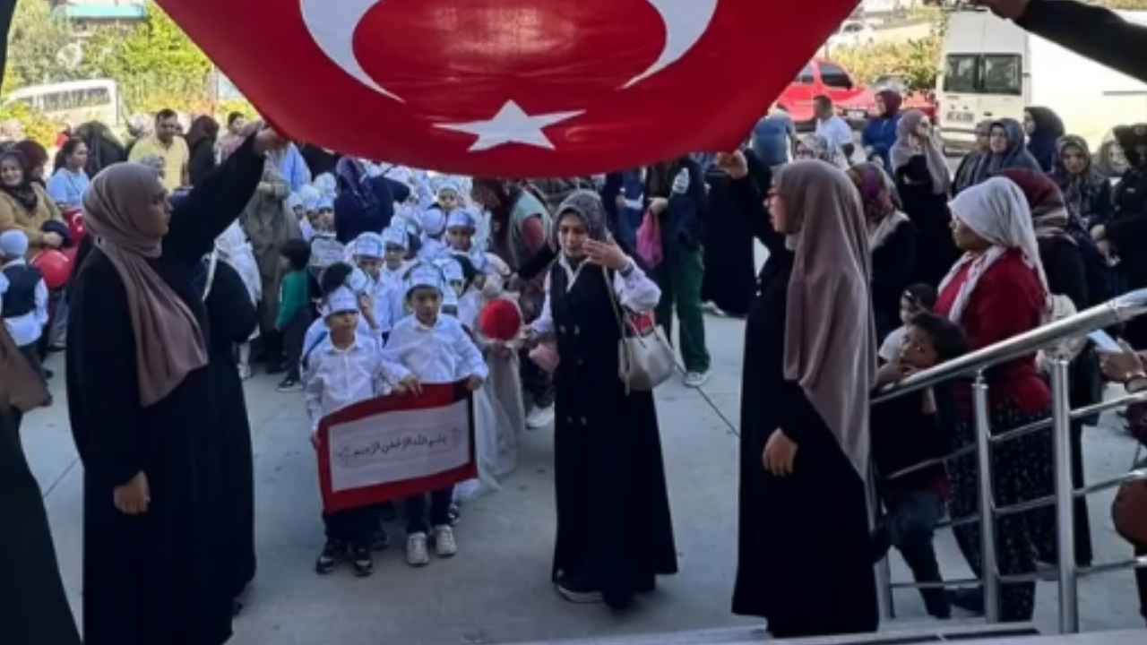Karaisalı’da Bed-i Besmele etkinliği: Minikler Kur’an eğitimine başladı