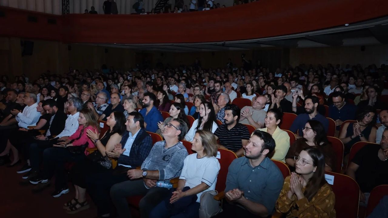 Karanlıkta Komedi Oyunu Tiyatroseverlerle Buluştu (1)