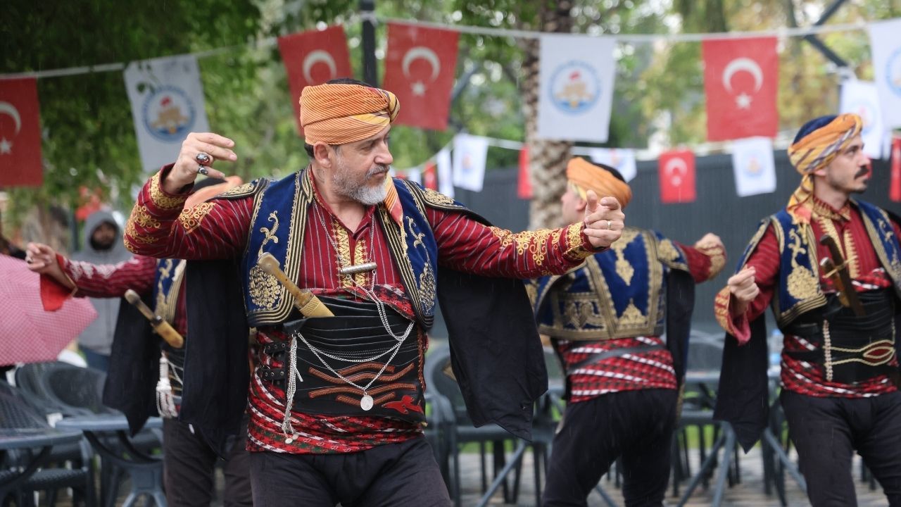Kozan'da 10. Geleneksel İsmet Atlı Karakucak Güreşleri Sağanak Yağışa Rağmen Kortejle Başladı-1