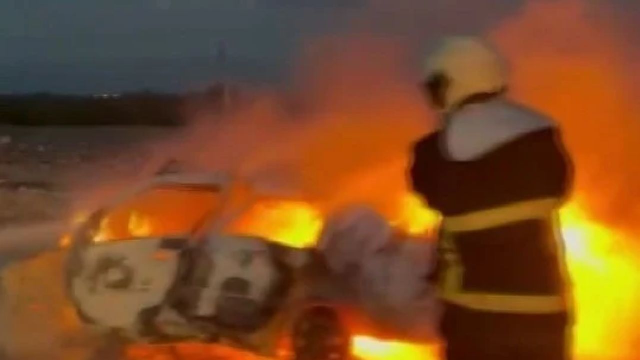 Kozan’da Otomobil Tırın Arasından Uçup Alev Aldı (2)