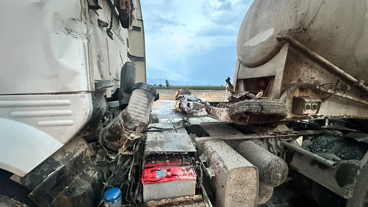 Kozan’da Otomobil Tırın Arasından Uçup Alev Aldı