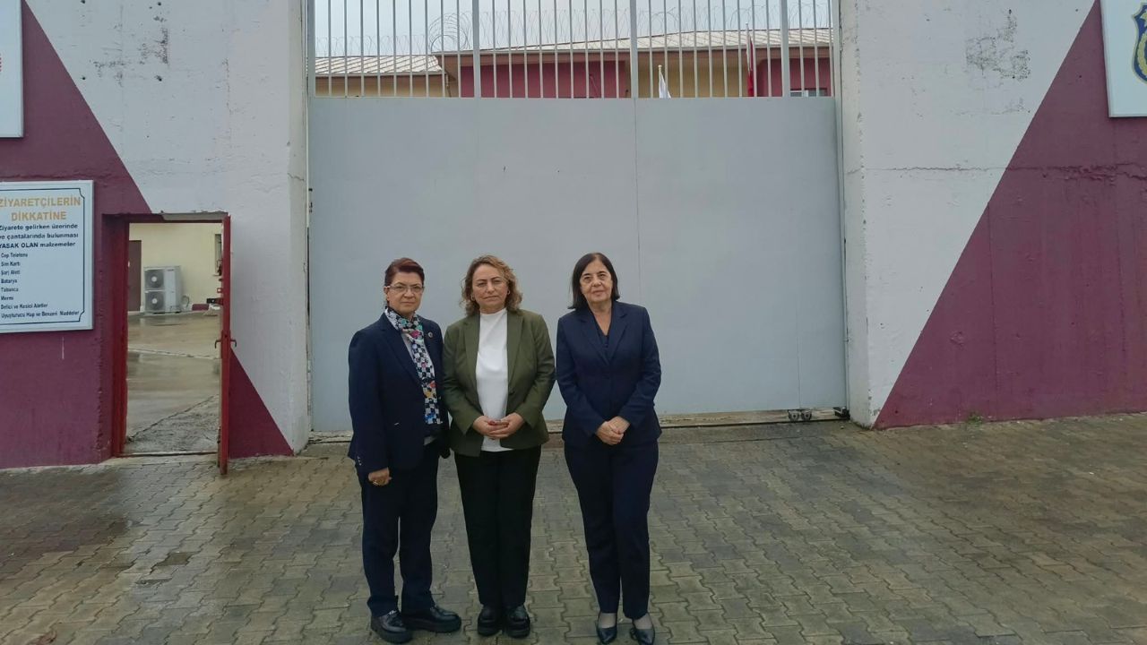Müzeyyen Şevkin, Oya Tekin’i Cezaevinde Ziyaret Etti (1)