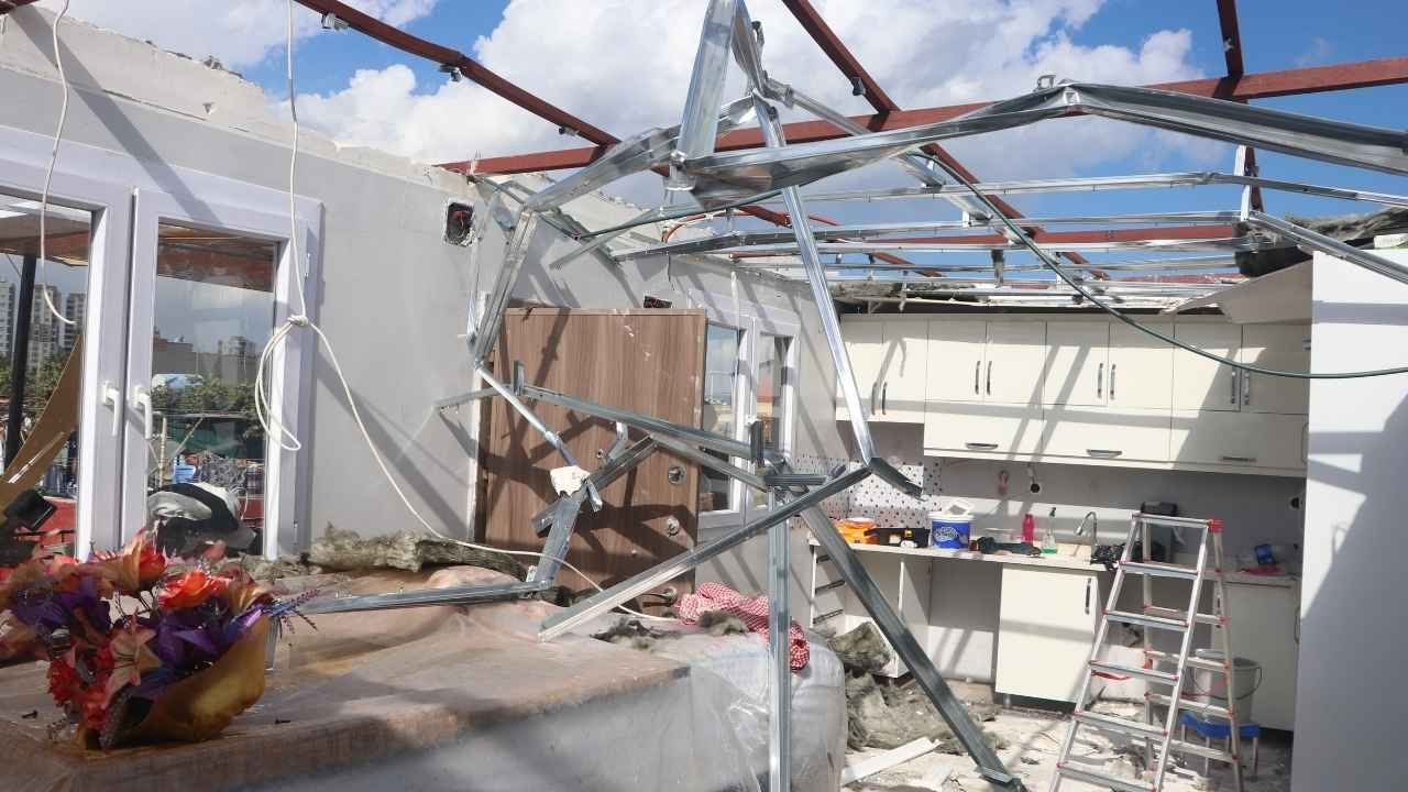 Önce Deprem Sandılar! Adana'da 30 Saniyelik Fırtına Evin Çatısını Uçurdu (2)