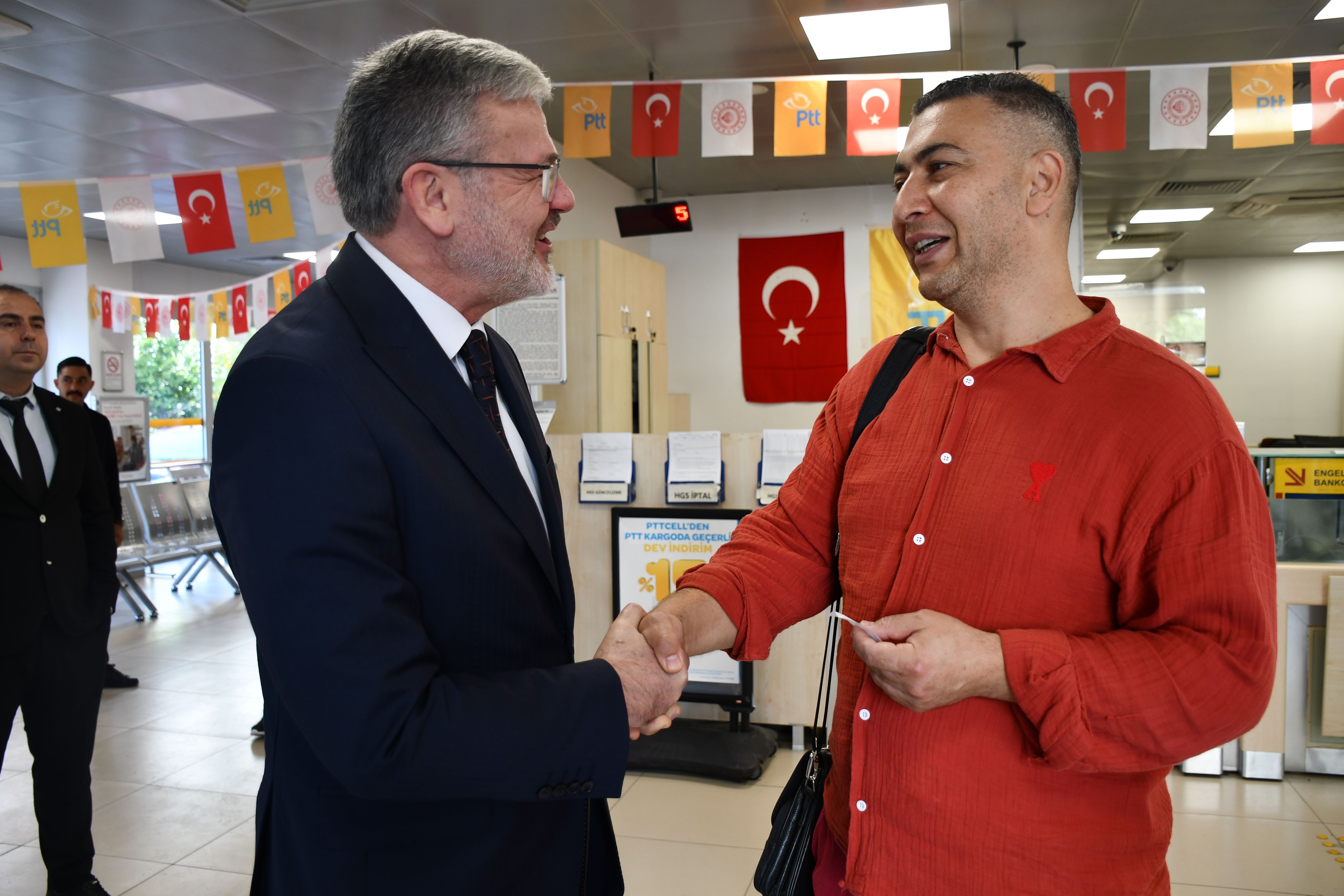 Ptt'den 186. Yıla Özel Sürpriz Sıra Fişi 186 Numaralı Müşteriye Çiçek Ve Pul Albümü (2)