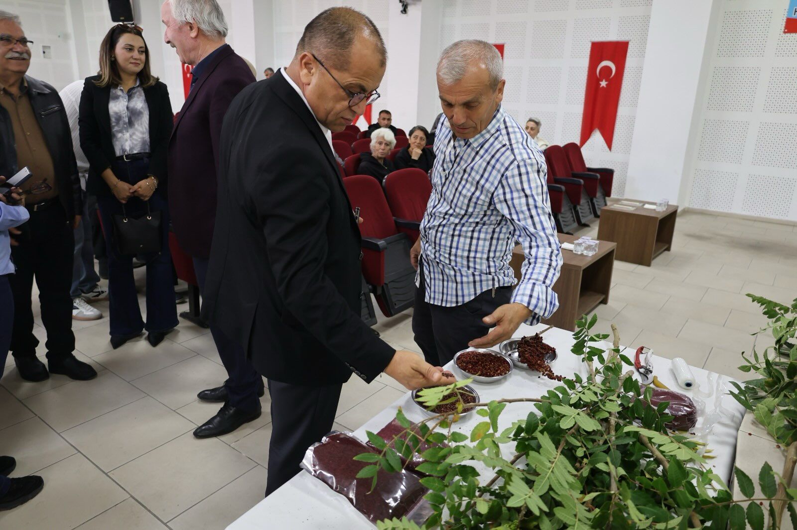 Saimbeyli Belediyesi’nden Tarımda Stratejik Adım Çiftçilere Yönelik Sumak Yetiştiriciliği Eğitimi (1)