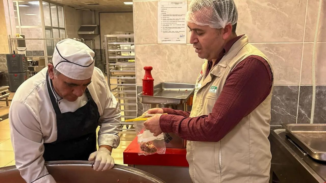 Sarıçam’da Gıda Ürünlerinden Numuneler Alınıyor (1)