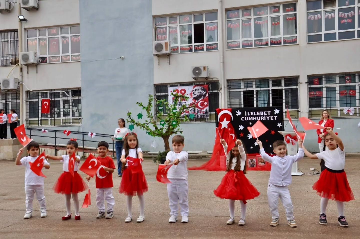 Seyhan’da Cumhuriyet Coşkusu Kaymakam İnci Sakarya Ortaokulu’ndaki Şenliğe Katıldı (2)