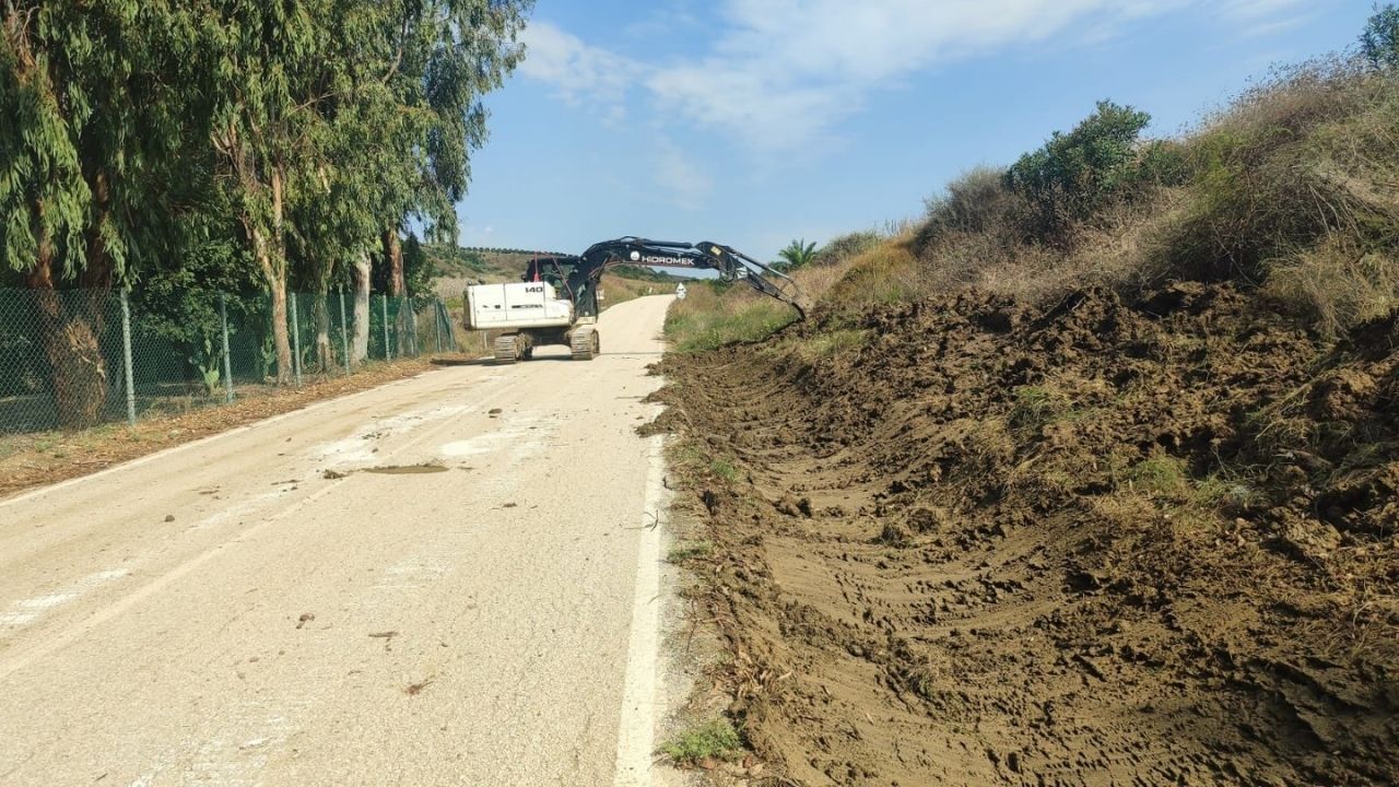 Yumurtalık’ta Dere Ve Yollar Temizleniyor (2)