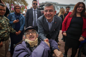 chpgenelbaşkanıözgürözelengellibireylerlebirarada