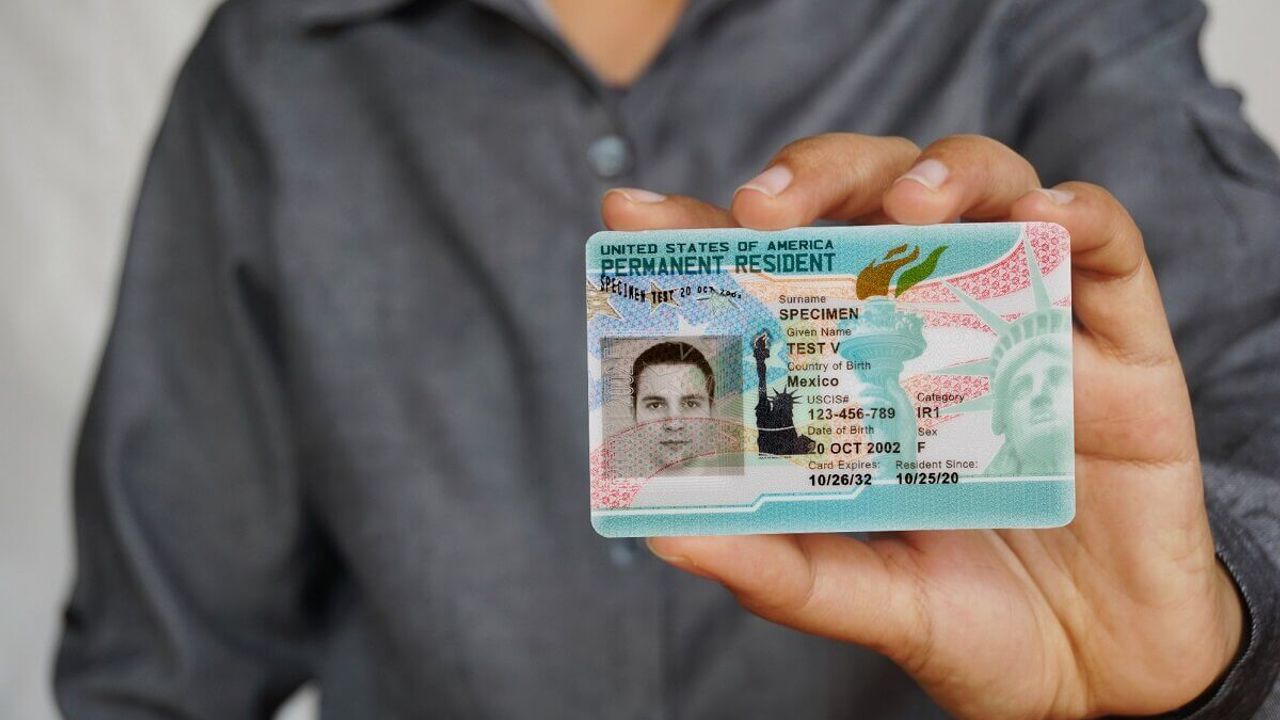 Green Card Başvuruları Zorlaşıyor: ABD den Yeni Düzenleme kapak görseli, soyut, yüz ve yazı yok