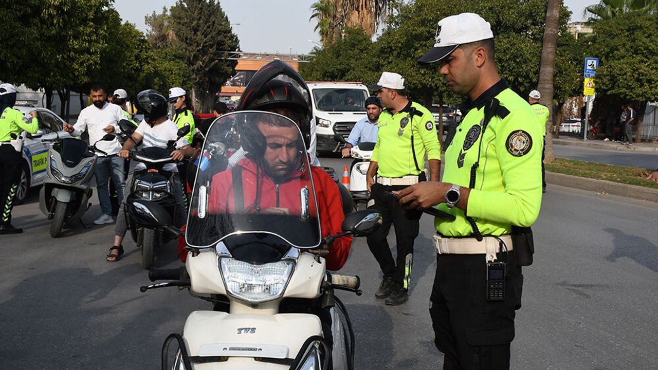 Adana'da Polisten Sıkı Denetim: 106 Sürücüye Ceza Kesildi!