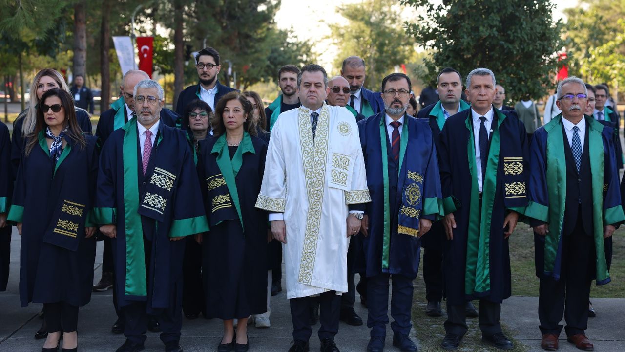 Çukurova Üniversitesinde Atatürk Anıtına Çelenk Sunuldu