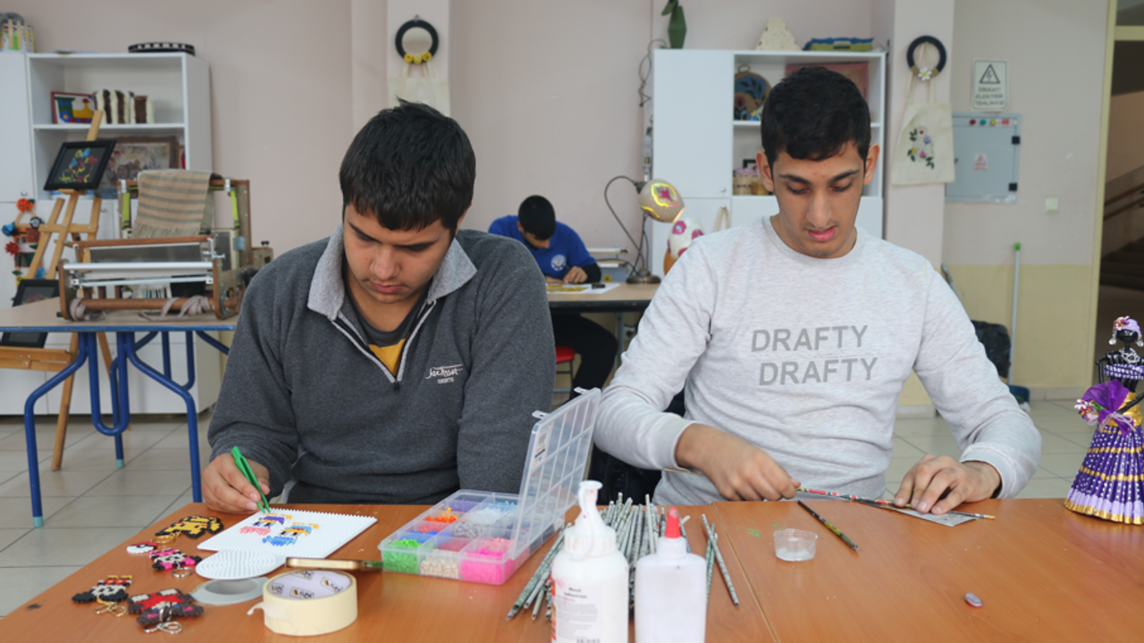 Adana’da özel gereksinimli bireyler atıkları sanata dönüştürüyor