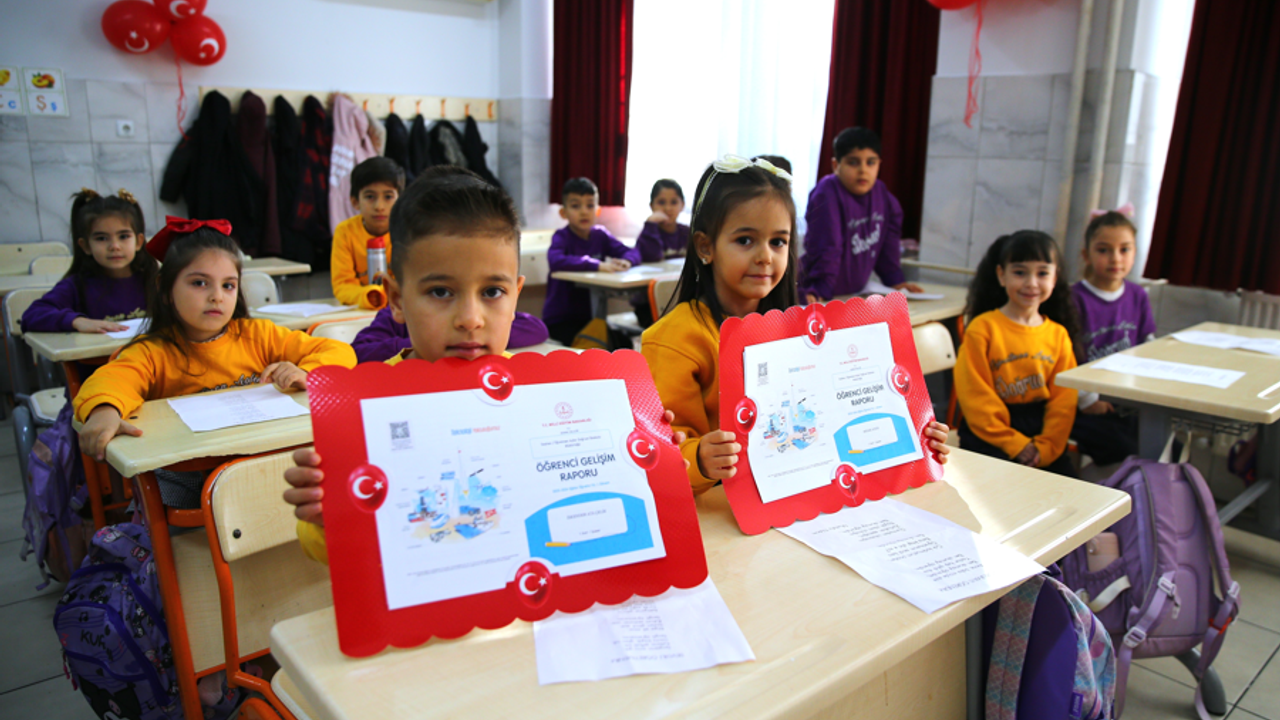 Adana’da 505 bini aşkın öğrenci karne sevinci yaşadı