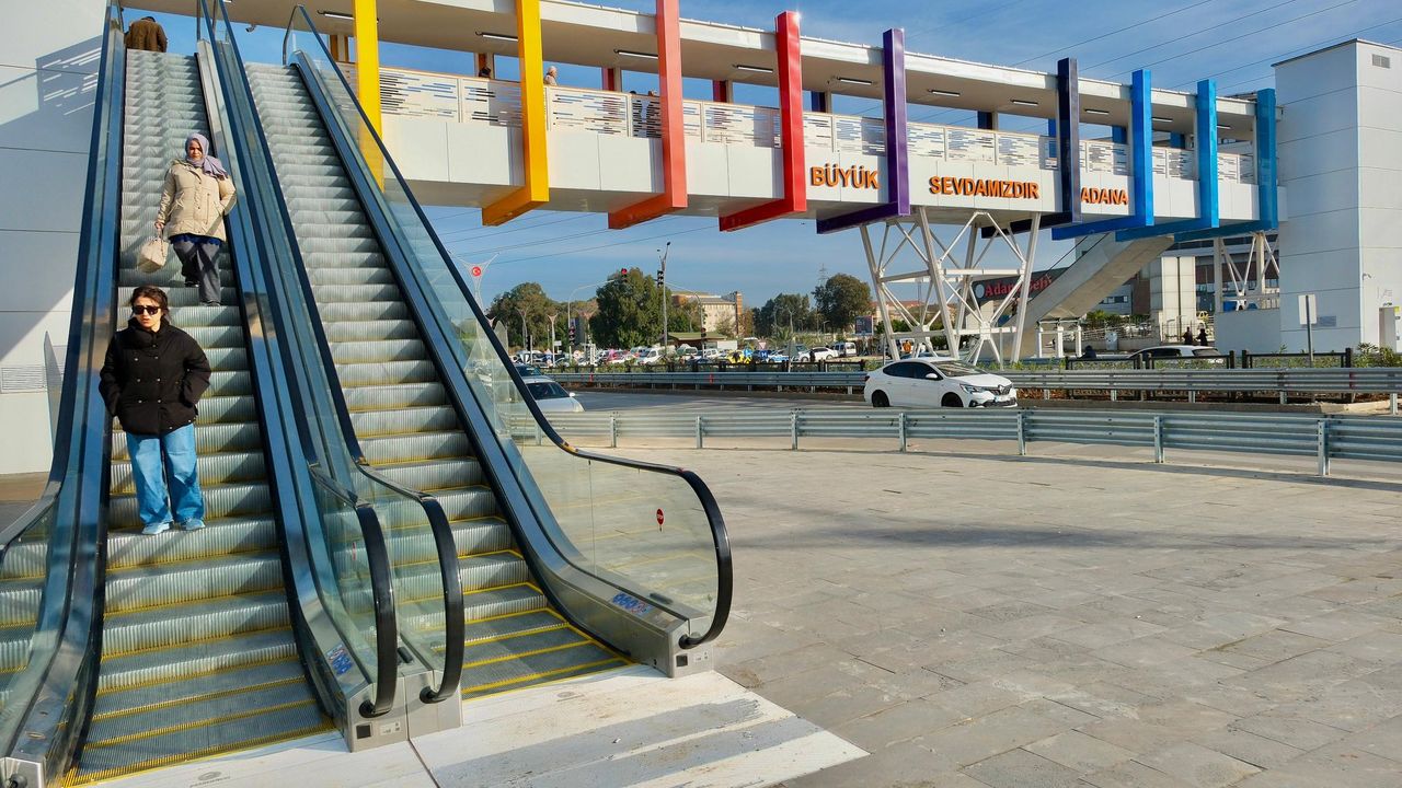 Adana’da modern yaya üst geçidi hizmete açıldı