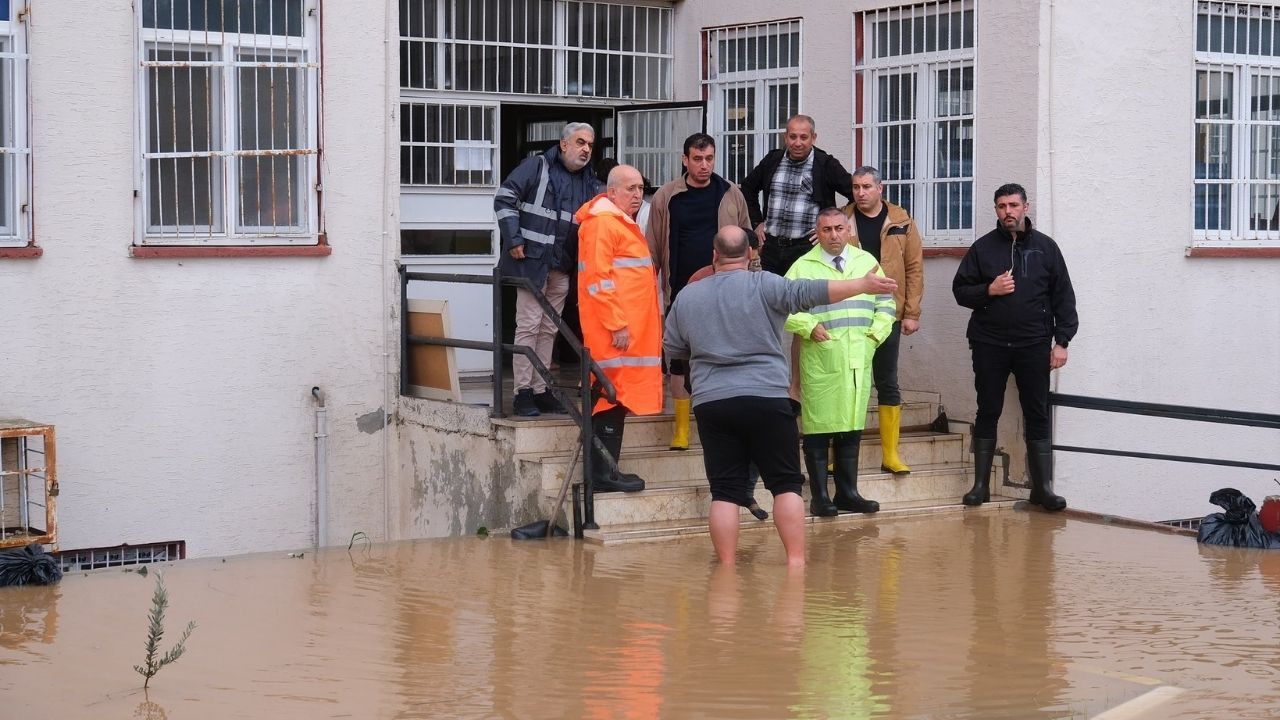 Adana’da yağış sonrası alarm: ASKİ ve Büyükşehir sahada