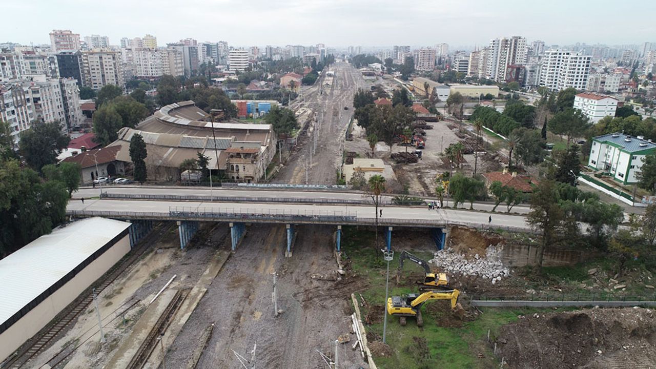 Adana’da Bir Dönem Kapandı: 64 Yıllık Köprü Tarihe Karıştı