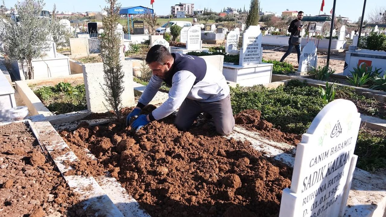 Afet Sonrası Buruk Mezarlığı’nda Hummalı Çalışma