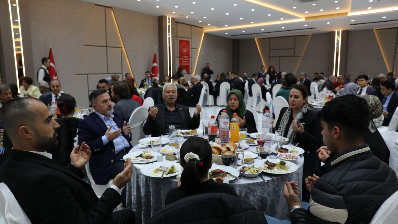 Tamer Dağlı Ramazan’ın ilk gününde şehit aileleri ve gazilerle aynı sofrada