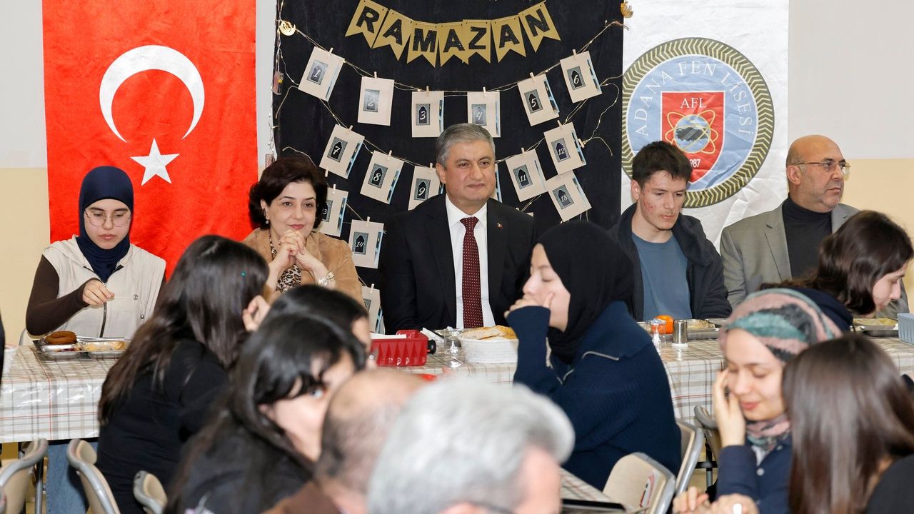 Vali Yavuz, Fen Lisesi Öğrencileriyle İftar Sofrasında Buluştu